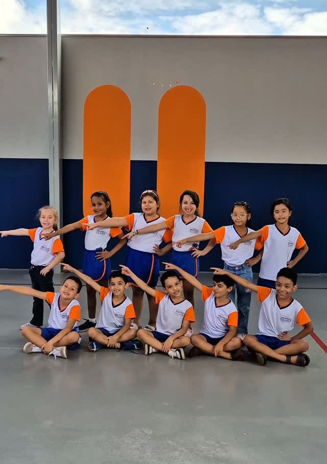 Turma sentada no pátio coberto da escola