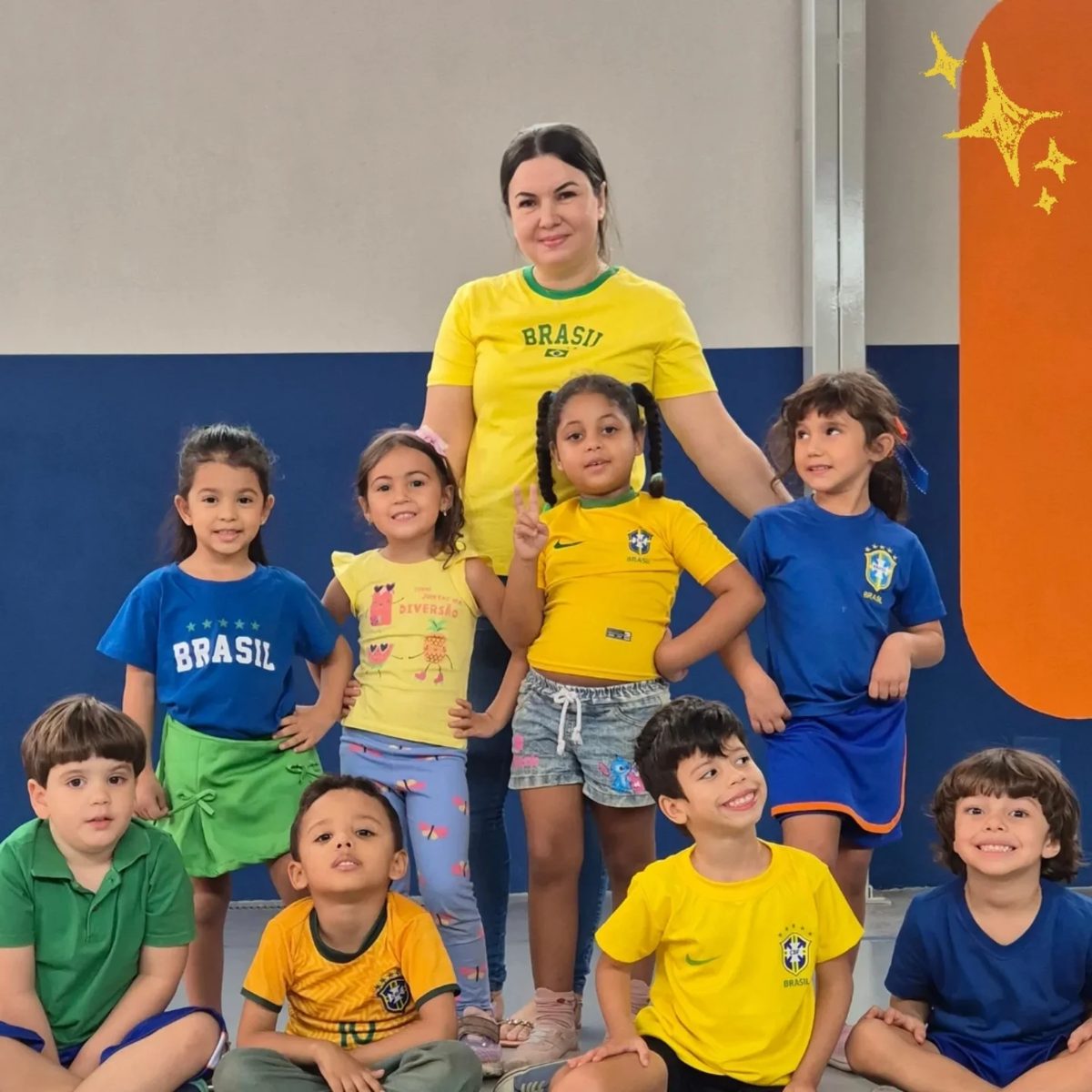 Alunos reunidos com a professora na quadra coberta