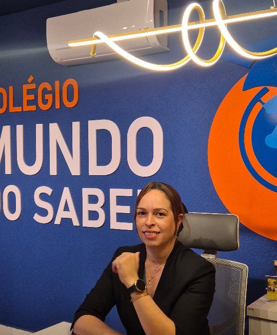 Recepção da escola com a marca do colégio na parede