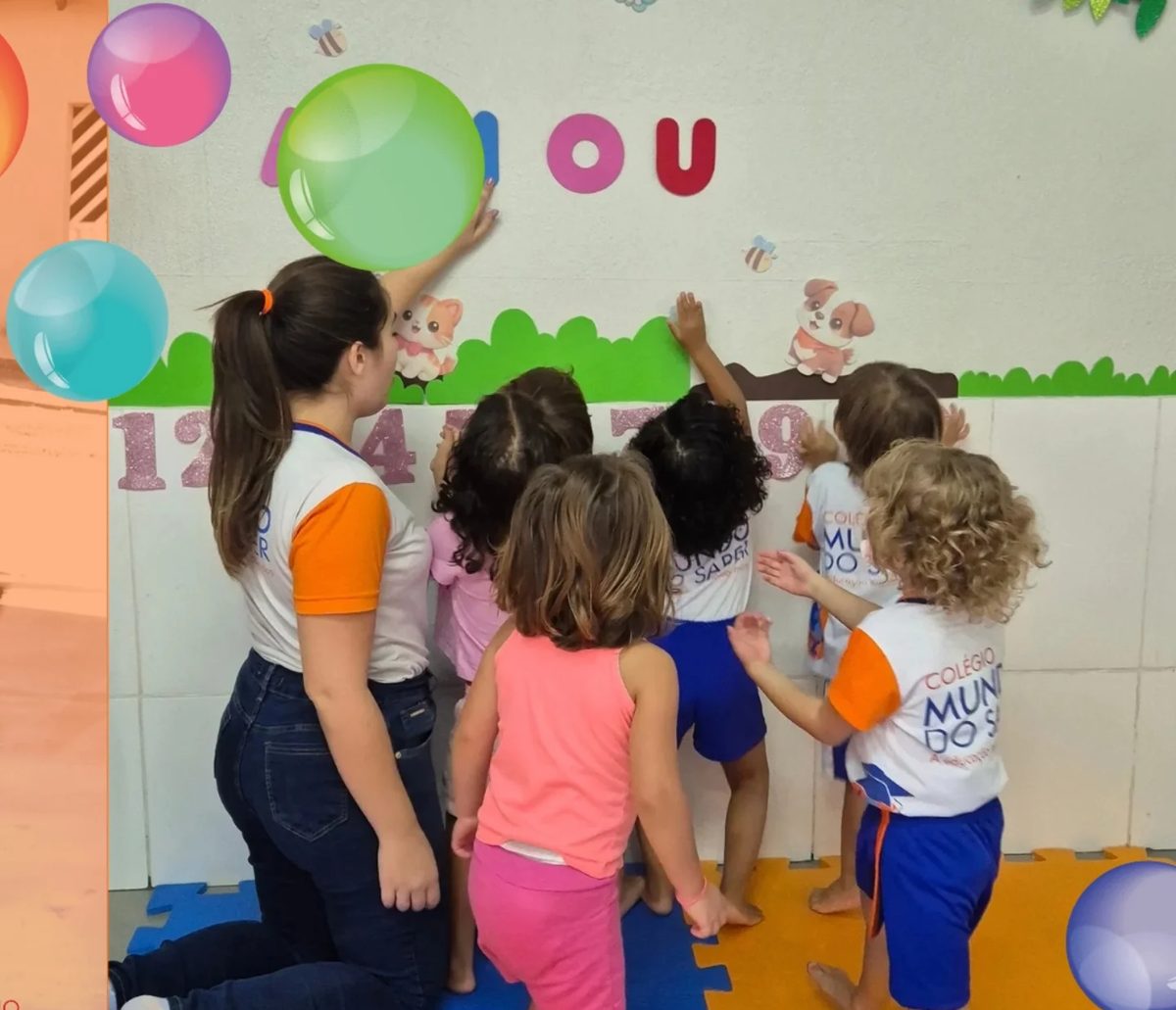 Crianças brincando com bexigas no espaço interno da Educação Infantil