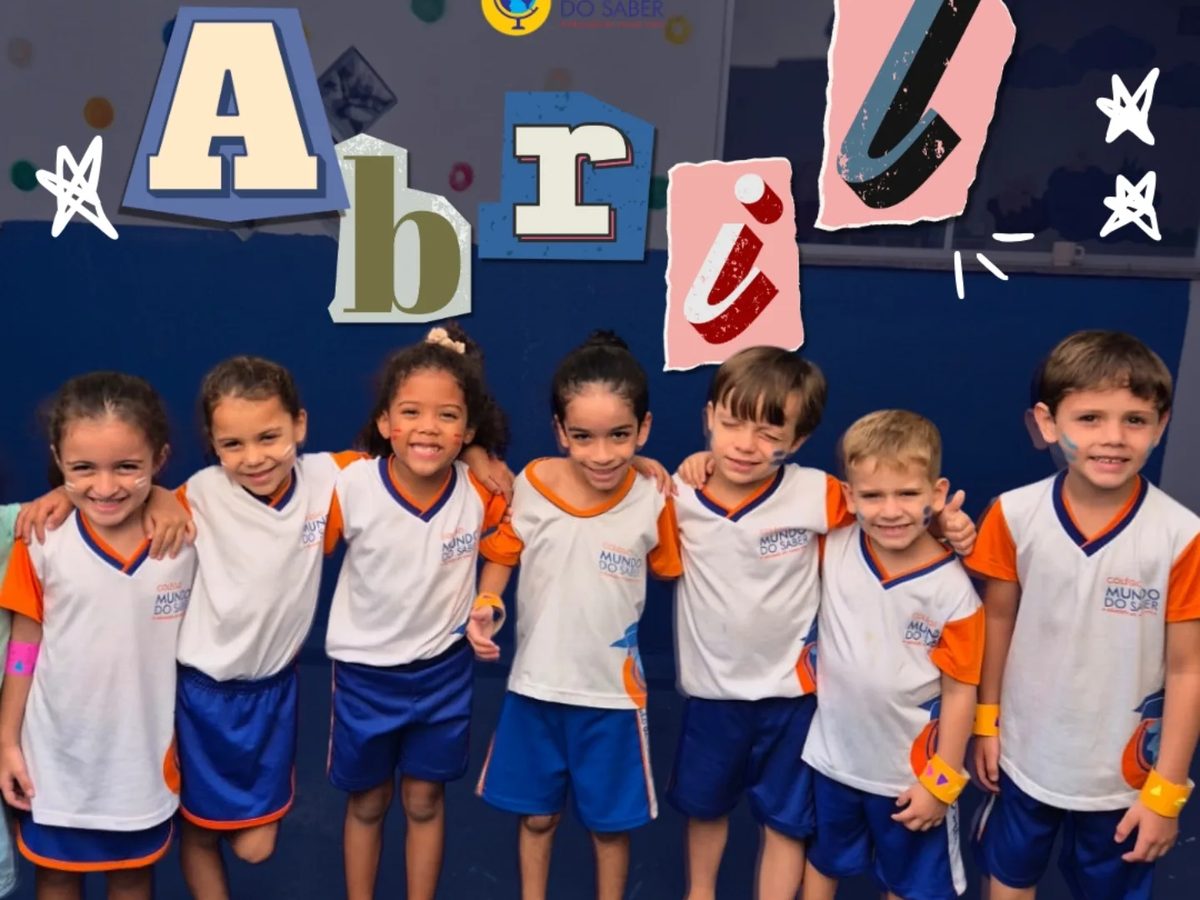 Turma da Educação Infantil enfileirada em frente ao mural da sala