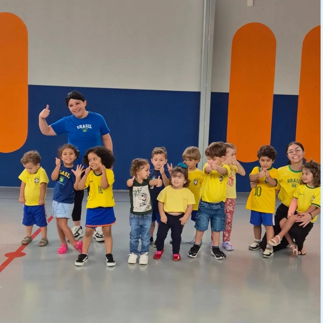Turma vestida de amarelo e azul para o jogo do Brasil