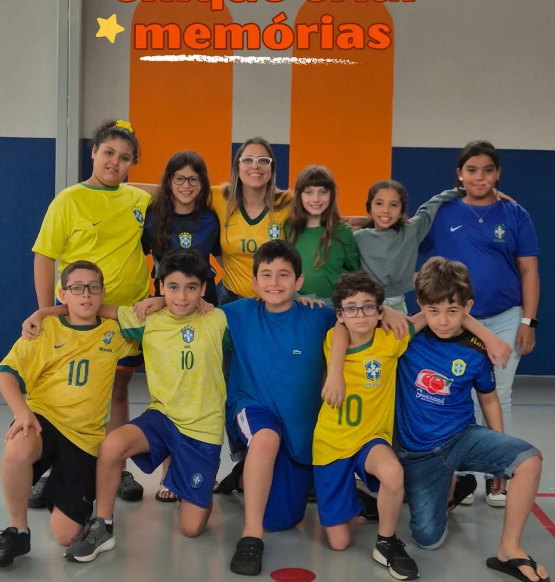 Alunos na piscina durante a aula de natação